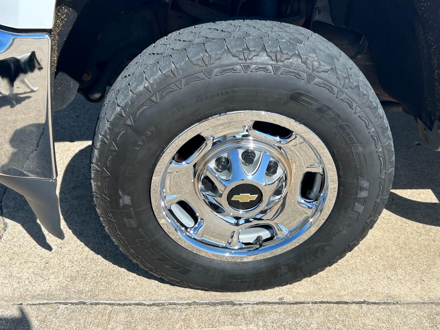 2015 White /Gray Chevrolet Silverado 2500HD Work Truck Double Cab 4WD (1GC2KUEB4FZ) with an 6.0L V8 OHV 16V CNG engine, 6A transmission, located at 17760 Hwy 62, Morris, OK, 74445, (918) 733-4887, 35.609104, -95.877060 - Photo#25